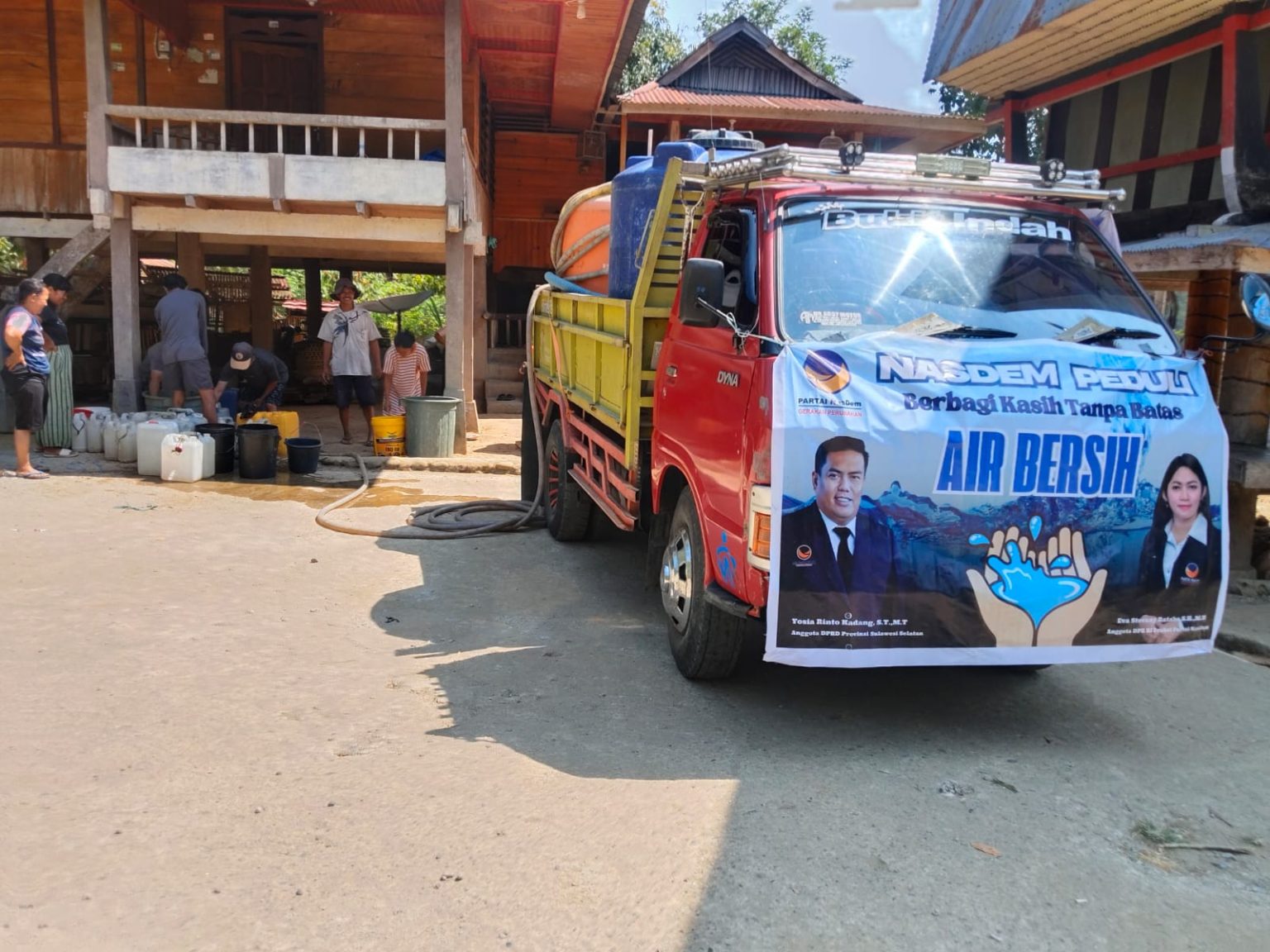 Eva Rataba Bagikan Air Bersih Gratis kepada Warga Tana Toraja