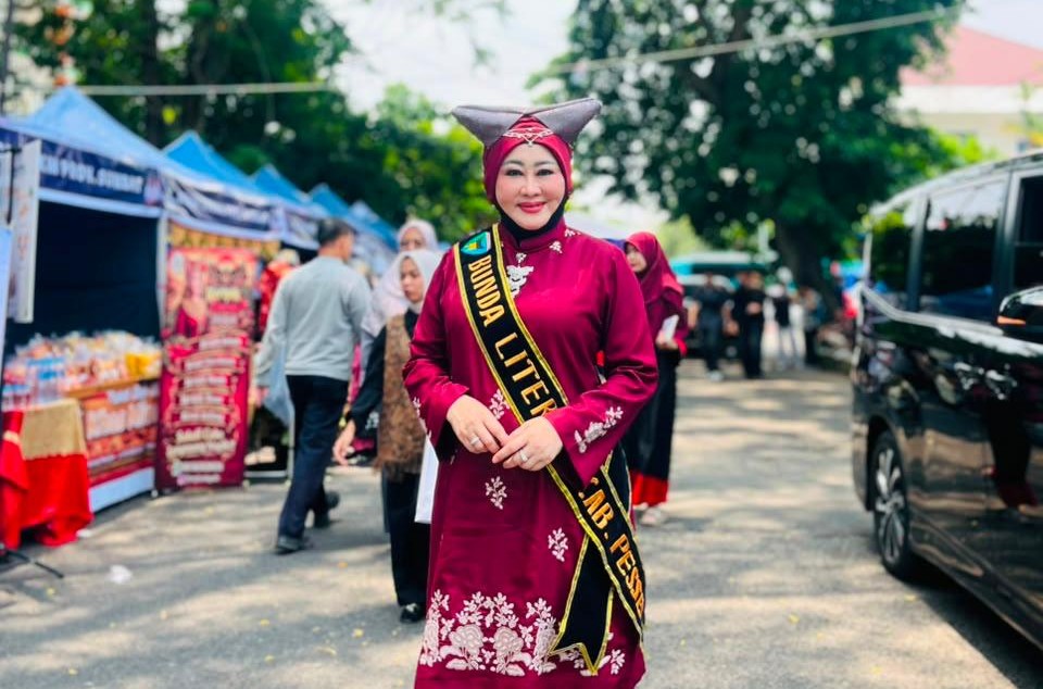 Lisda Hendrajoni Dianugerahi Bunda Literasi dalam Festival Literasi Sumbar