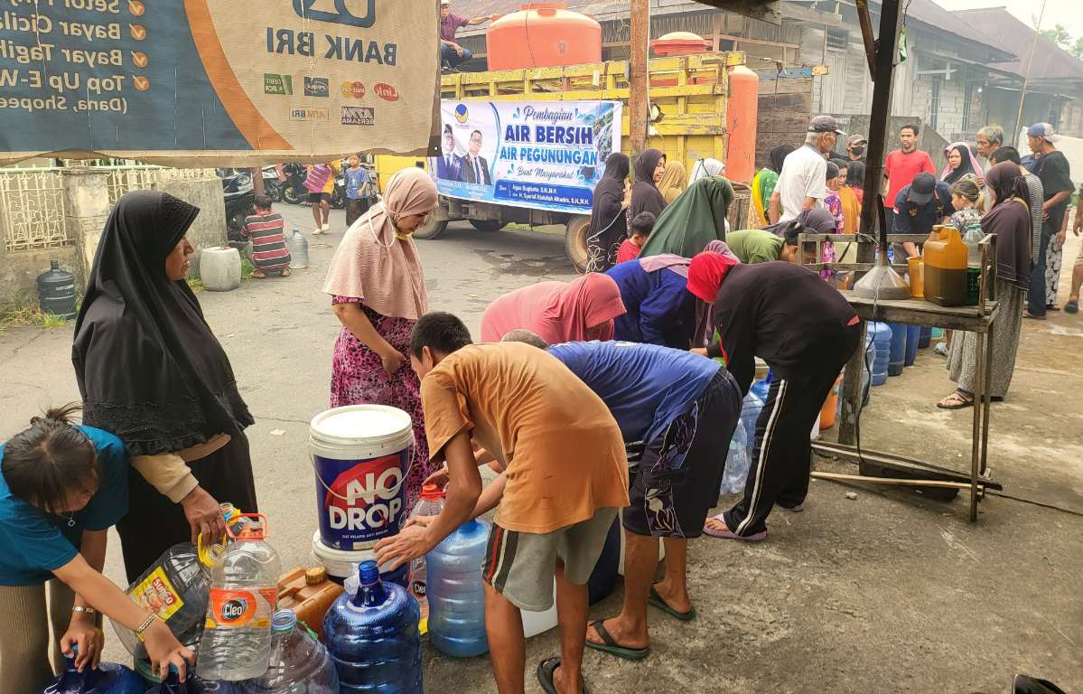 Warga Kampung Arab Pontianak Bersyukur Dapat Bantuan Air dari NasDem