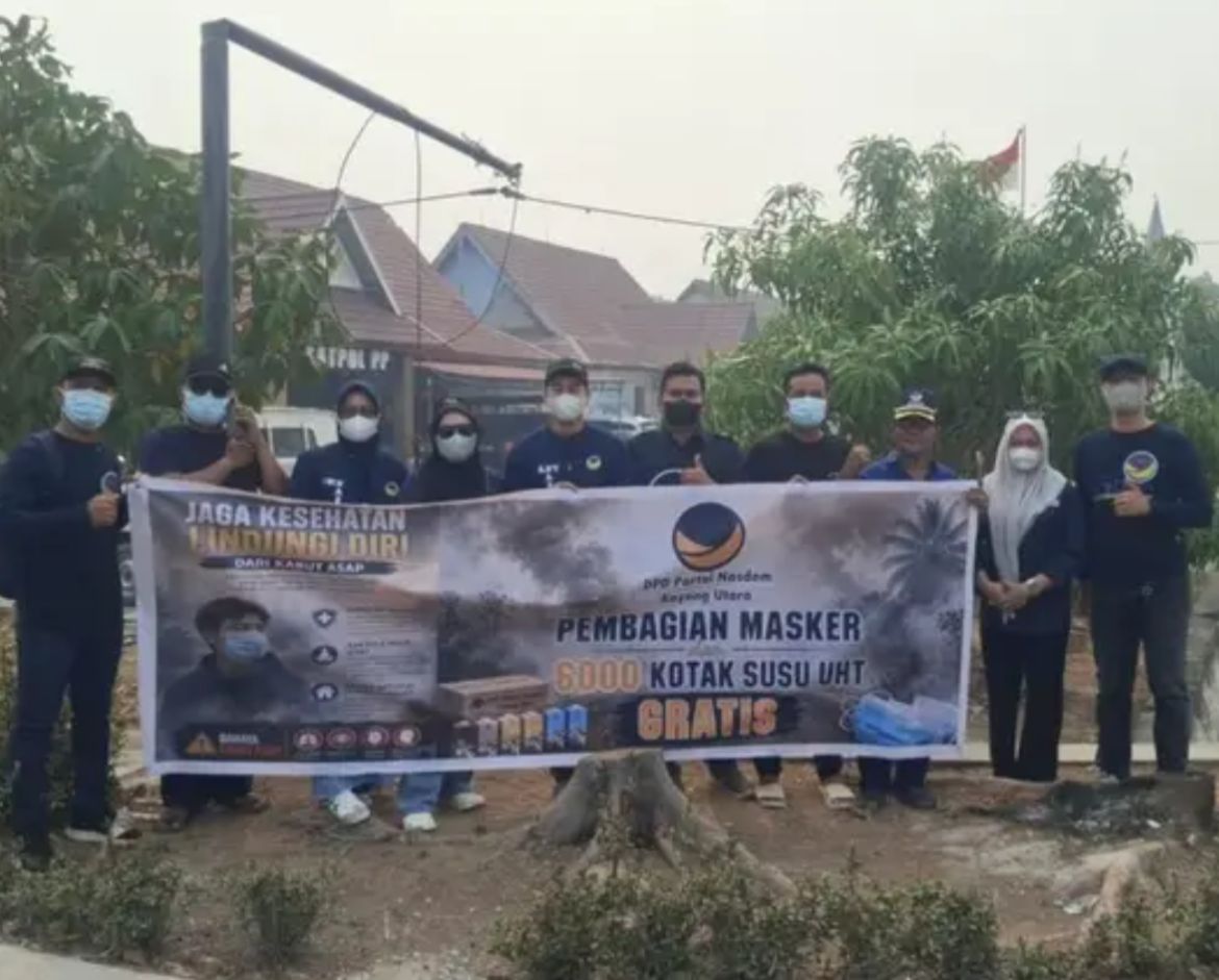 Kabut Asap Karhutla Memburuk, NasDem Kayong Utara Bagikan 6.000 Susu UHT dan Masker