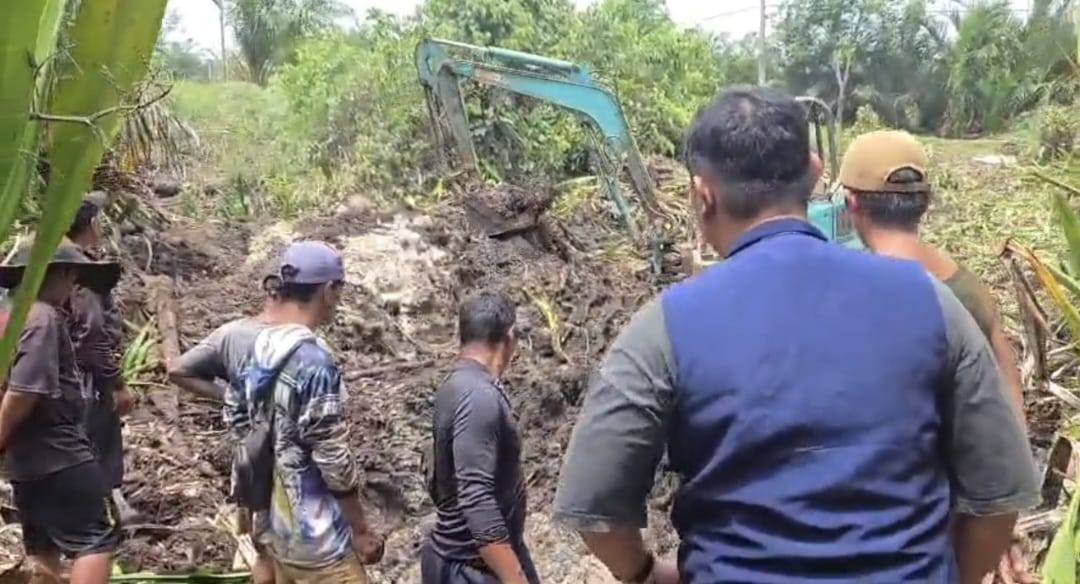 NasDem Bangka Selatan Kerahkan Alat Berat Cari Sumber Air Warga