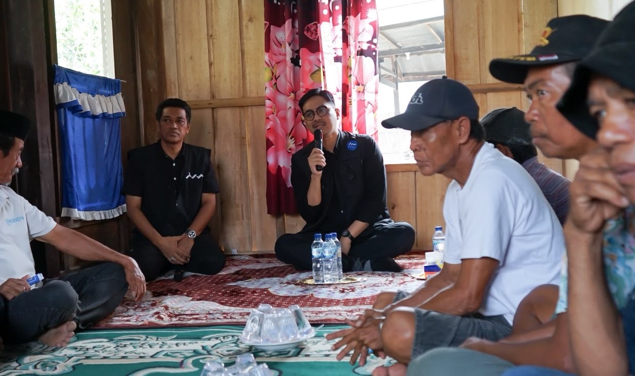 Teguh Iswara Salurkan Beasiswa PIP di Desa Lampoko Barru