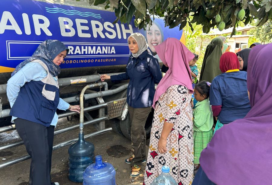 Dini Rahmania Salurkan Air Bersih untuk Warga Tegalsiwalan