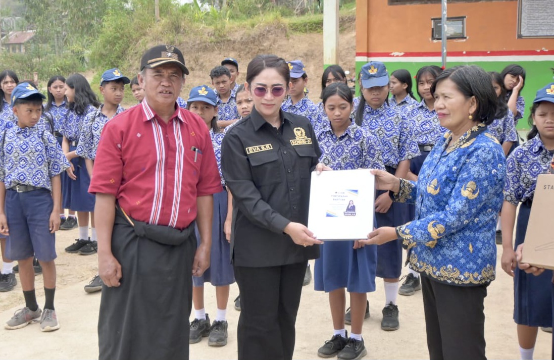 Perluas Akses Belajar Siswa Toraja, Eva Rataba Salurkan Starlink ke Sekolah