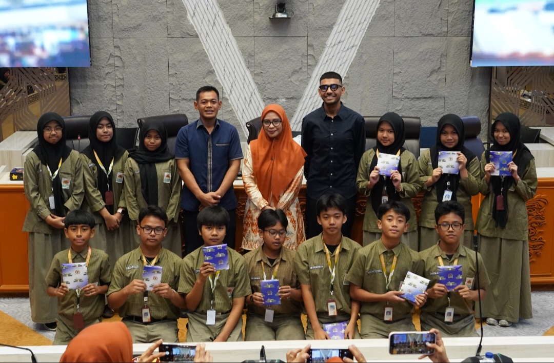 Fraksi NasDem Fasilitasi Siswa SMP 